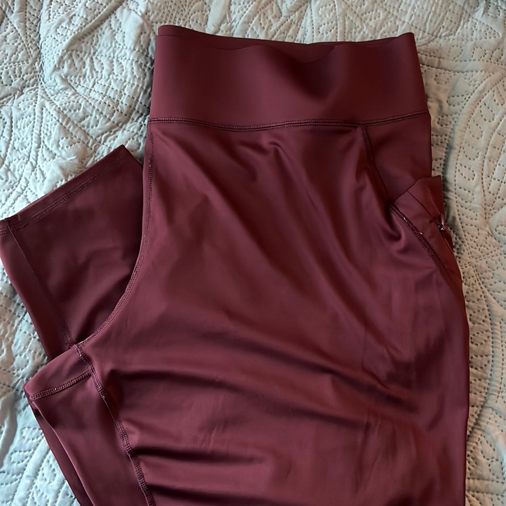Flattening wide waist cropped leggings